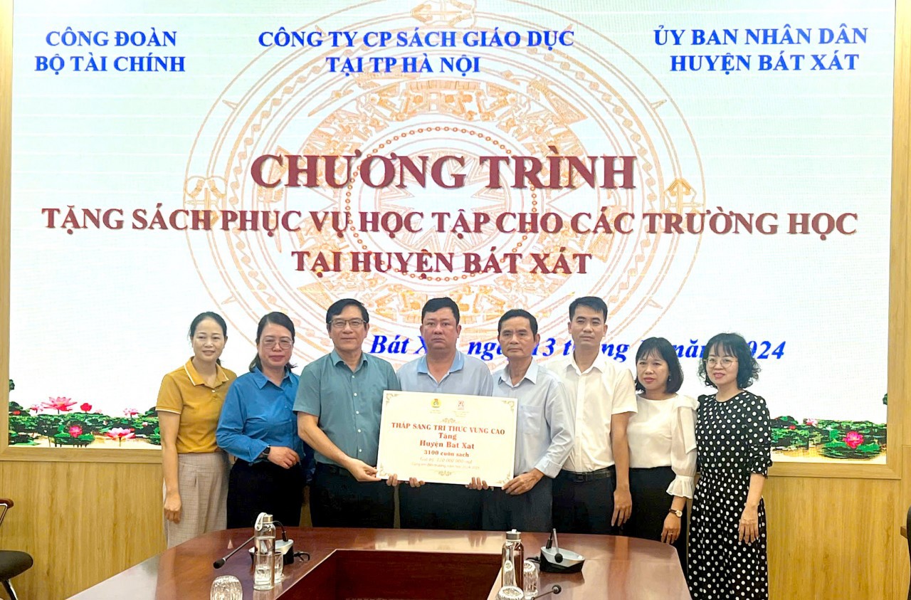 Tại huyện Bát Xát, Lãnh đạo Công đoàn Bộ Tài chính, Lãnh đạo Công ty Cổ phần Sách giáo dục tại TP. Hà Nội trao tượng trưng 3.100 đầu sách hỗ trợ cho 5 trường học trên địa bàn Huyện.