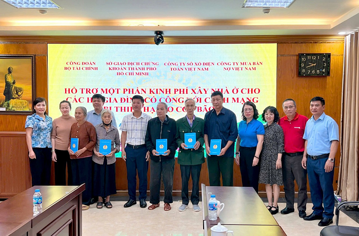 Đoàn công tác hăm hỏi, trao hỗ trợ kinh phí xây dựng nhà cho các hộ gia đình người có công bị ảnh hưởng cơn bão số 3