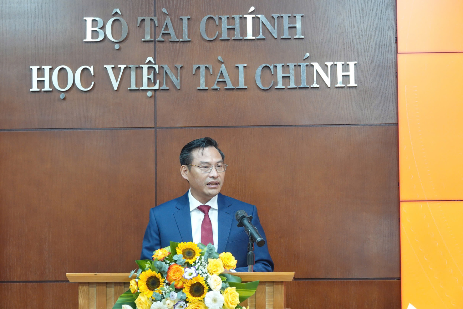 Tân Bí thư Đảng ủy Học viện Tài chính Nguyễn Văn Bình phát biểu tại Hội nghị.