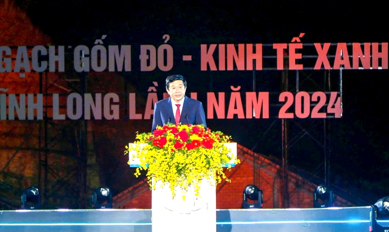 Ông Bùi Văn Nghiêm - Bí thư Tỉnh ủy Vĩnh Long phát biểu khai mạc Festival Gạch Gốm đỏ - Kinh tế xanh tỉnh Vĩnh Long lần I năm 2024. Ảnh: Thanh Sơn