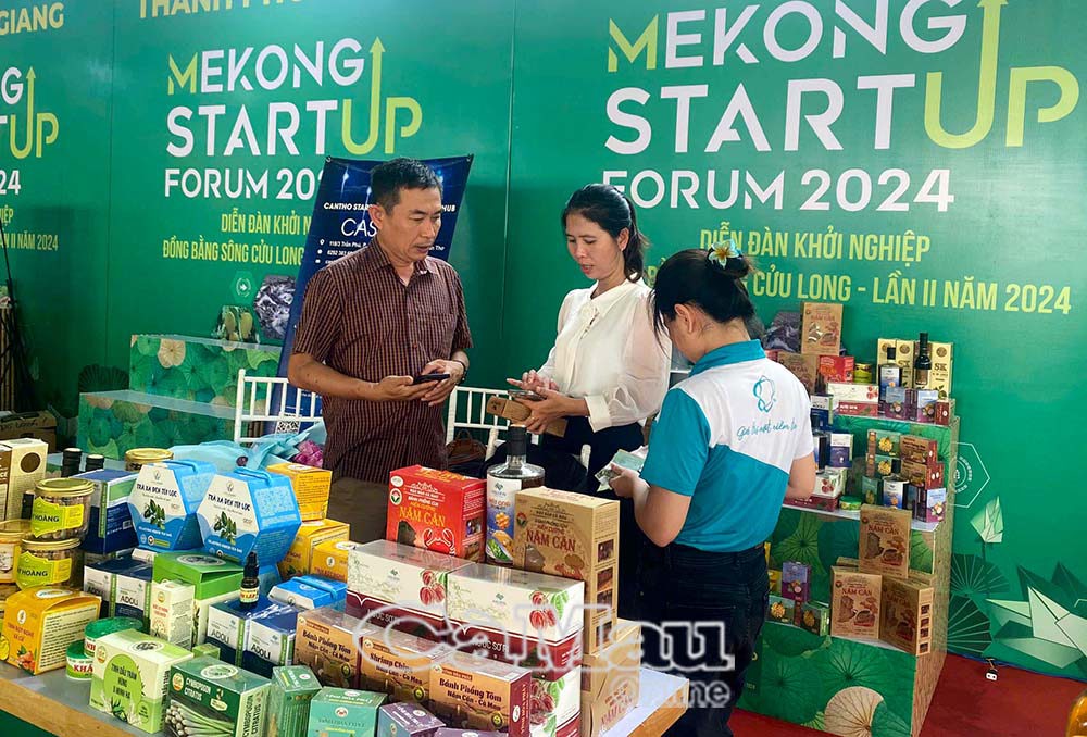 Gian hàng trưng bày triển lãm của tỉnh Cà Mau tham gia tại diễn đàn.