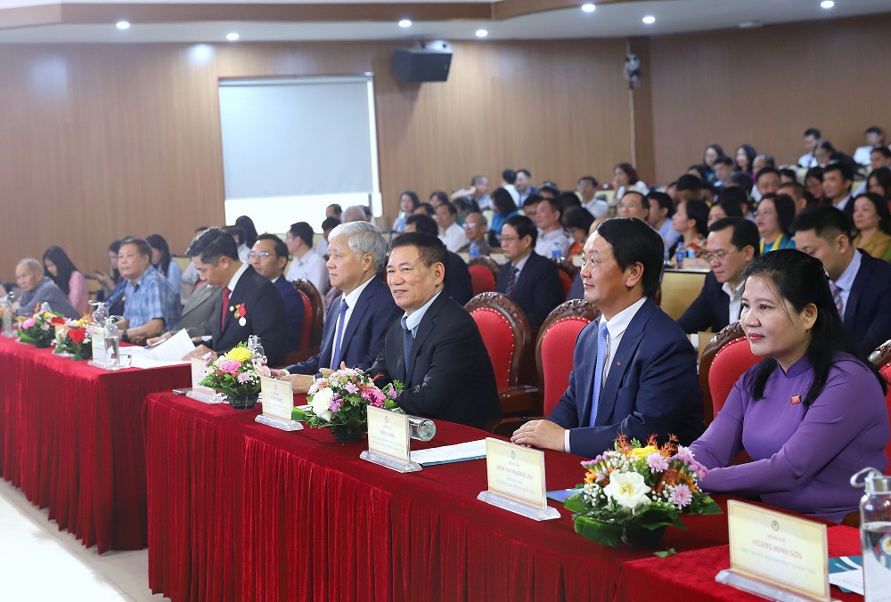 Đồng chí Đỗ Văn Chiến - Ủy viên Bộ Chính trị, Chủ tịch Ủy ban Trung ương Mặt trận Tổ quốc Việt Nam; đồng chí Hồ Đức Phớc - Ủy viên Ban Chấp hành Trung ương Đảng, Phó Thủ tướng Chính phủ, Bộ trưởng Bộ Tài chính tham dự buổi lễ.