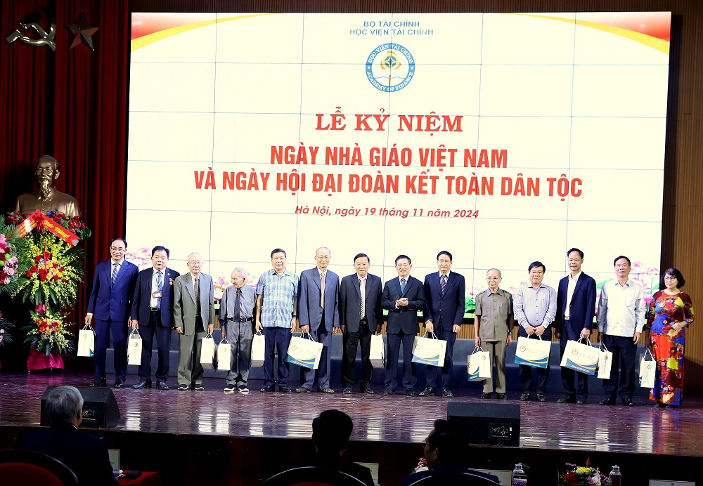 Ph&oacute; Thủ tướng, Bộ trưởng Bộ T&agrave;i ch&iacute;nh Hồ Đức Phớc&nbsp;tặng qu&agrave; cho c&aacute;c nh&agrave; gi&aacute;o l&atilde;o th&agrave;nh l&agrave; L&atilde;nh đạo Học viện T&agrave;i ch&iacute;nh qua c&aacute;c thời kỳ.