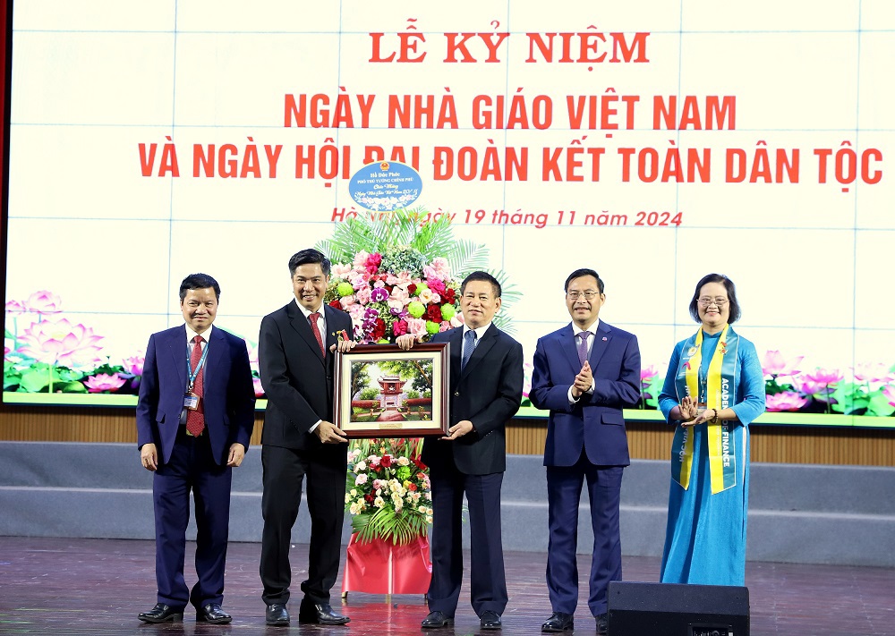 Phó Thủ tướng, Bộ trưởng Bộ Tài chính Hồ Đức Phớc tặng hoa, quà lưu niệm cho Ban Lãnh đạo Học viện Tài chính nhân dịp kỷ niệm ngày Nhà giáo Việt Nam và ngày Hội Đại đoàn kết toàn dân tộc.