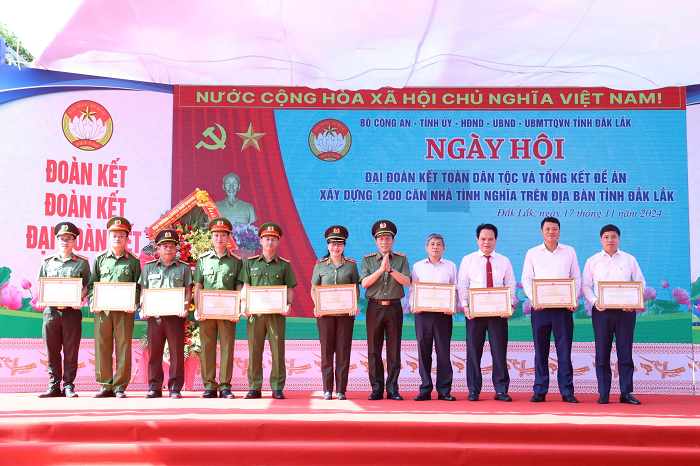 Ông Hồng Quang (ngoài cùng bên phải) đại diện Vietcombank nhận Bằng khen của Bộ Công an 