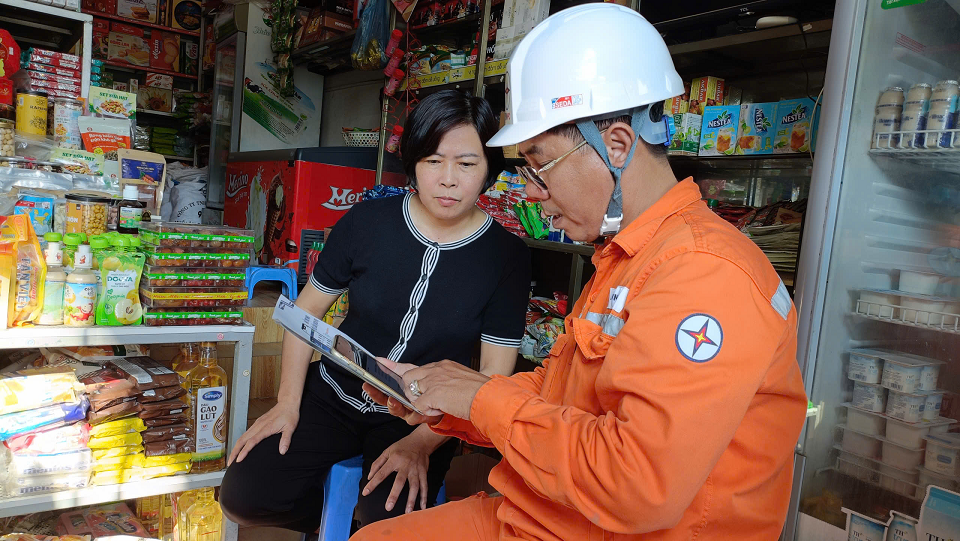 CBCNV PC Hòa Bình hướng dẫn khách hàng sử dụng các dịch vụ Điện lực qua App chăm sóc khách hàng của Tổng Công ty Điện lực miền Bắc