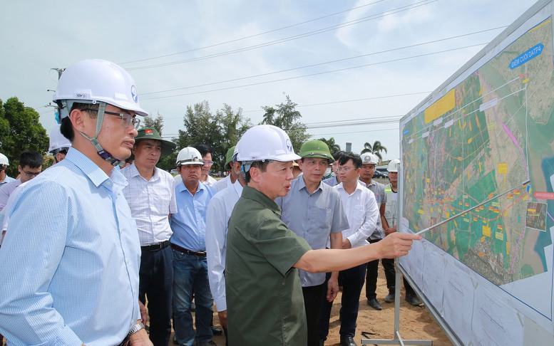 Phó Thủ tướng Trần Hồng Hà kiểm tra điểm cuối dự án cao tốc Châu Đốc-Cần Thơ-Sóc Trăng kết nối với cảng biển Trần Đề.