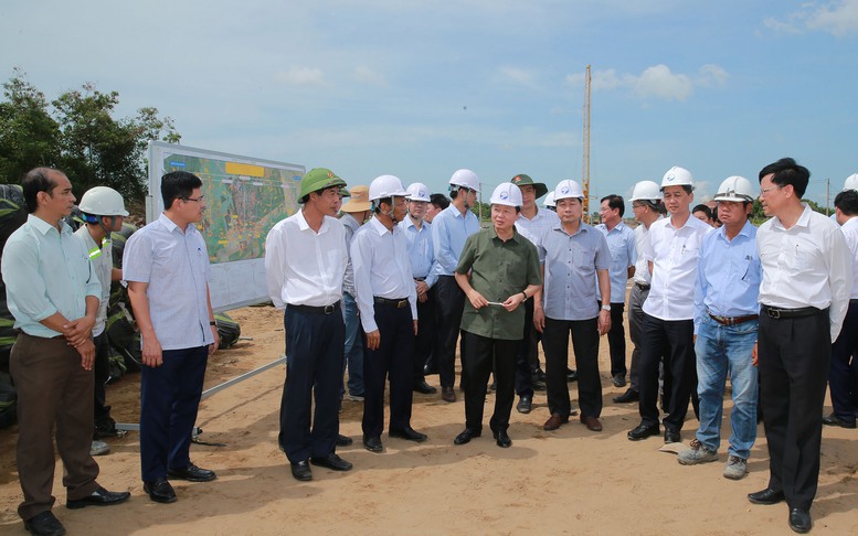 Phó Thủ tướng Trần Hồng Hà trao đổi về những giải pháp nhằm bảo đảm đủ cát biển phục vụ dự án cao tốc Châu Đốc - Cần Thơ - Sóc Trăng đoạn qua tỉnh Sóc Trăng.