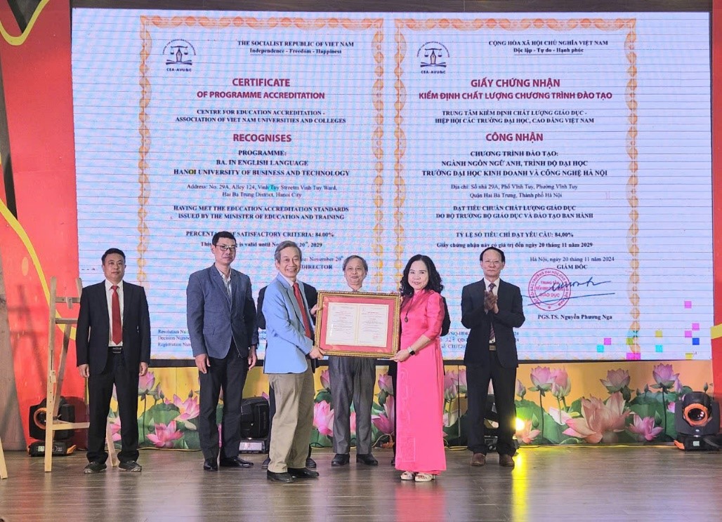 PGS., TS. Nguyễn Phương Nga, Giám đốc Trung tâm Kiểm định chất lượng giáo dục trao Giấy chứng nhận đạt tiêu chuẩn chất lượng chương trình đào tạo cho đại diện các khoa