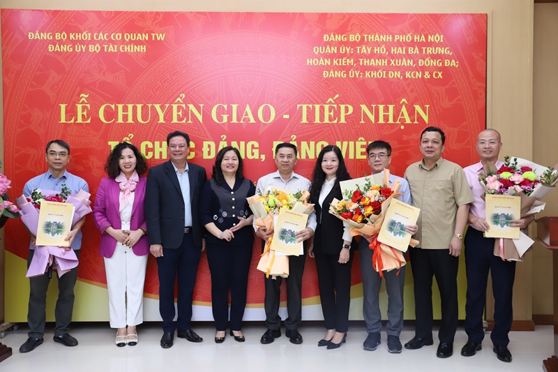 Đồng chí Nguyễn Đức Minh - Trưởng Ban Tổ chức Đảng ủy Khối các cơ quan Trung ương; Đồng chí Đỗ Văn Trường - Phó Bí thư Thường trực Đảng ủy Bộ Tài chính chụp ảnh lưu niệm với các tổ chức đảng tại lễ chuyển giao, tiếp nhận (ngày 22/11/2024).