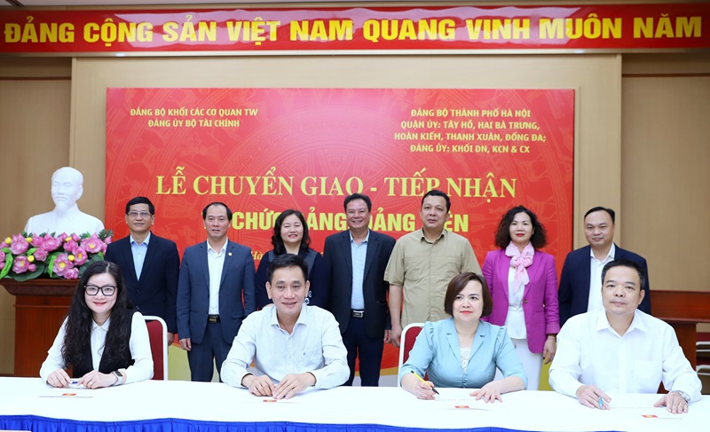 Đại diện Đảng ủy Khối các cơ quan Trung ương, Đảng ủy Bộ Tài chính, Thành ủy Hà Nội chứng kiến lễ ký kết biên bản bàn giao và tiếp nhận.