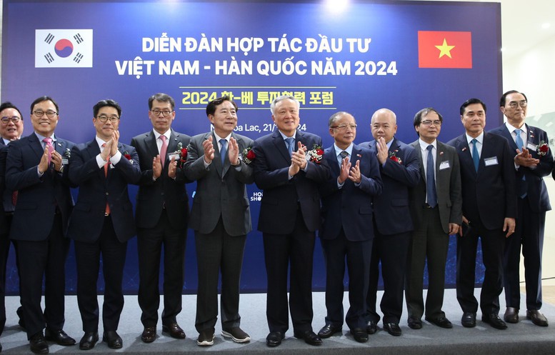 Ph&oacute; Thủ tướng tin tưởng hợp t&aacute;c kinh tế-đầu tư-thương mại sẽ tiếp tục l&agrave; trụ cột quan trọng trong quan hệ song phương, đưa mối quan hệ giữa Việt Nam v&agrave; H&agrave;n Quốc l&ecirc;n tầm cao mới v&igrave; sự thịnh vượng của đất nước, lợi &iacute;ch của nh&acirc;n d&acirc;n.