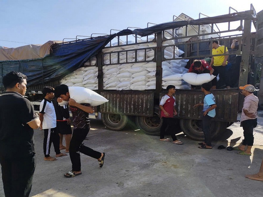 Việc vận chuyển, bàn giao những “hạt ngọc” tới tận tay các em học sinh các địa phương của ngành DTNN trong những năm qua đã không chỉ “nâng bước” học sinh đến trường, mà còn đảm bảo an sinh xã hội tại các địa phương.