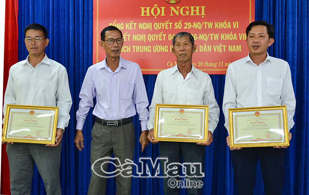 Thừa uỷ quyền của Chủ tịch UBND tỉnh, ông Huỳnh Quốc Hùng, Chủ tịch Hội Nông dân tỉnh, trao bằng khen cho nông dân có mô hình sản xuất, kinh doanh hiệu quả. Ảnh: Trung Đỉnh