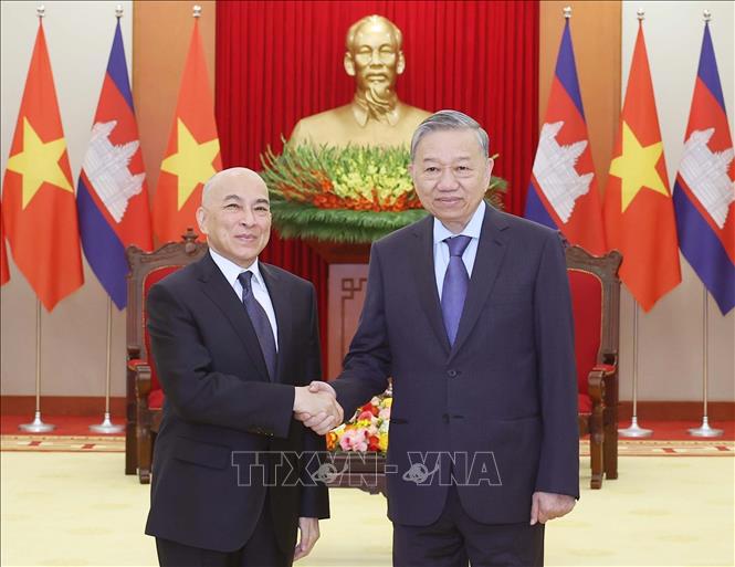 Tổng Bí thư chúc mừng những thành tựu to lớn và quan trọng trên tất cả các lĩnh vực mà nhân dân Campuchia đã đạt được trong công cuộc xây dựng và phát triển đất nước; khẳng định Việt Nam ủng hộ tầm nhìn, định hướng phát triển của Campuchia trong giai đoạn mới - Ảnh: TTXVN 