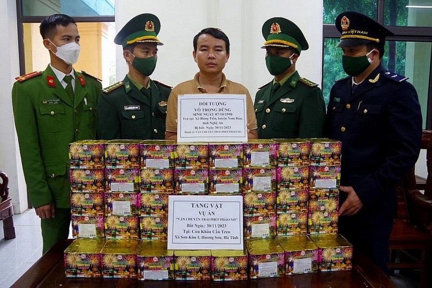 Các lực lượng phối hợp bắt giữ đối tượng vận chuyển trái phép pháo hoa nổ. Ảnh: internet