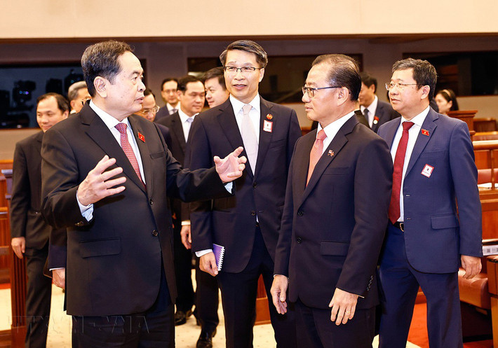 Chủ tịch Quốc hội Trần Thanh Mẫn và Chủ tịch Quốc hội Singapore Seah Kian Peng thăm Phòng họp của Quốc hội Singapore. Ảnh: Doãn Tấn - TTXVN