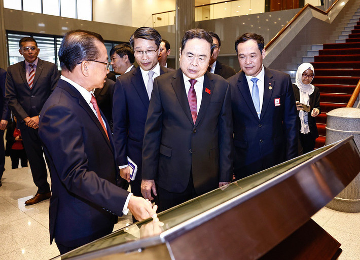 Chủ tịch Quốc hội Trần Thanh Mẫn và Chủ tịch Quốc hội Seah Kian Peng thăm Trụ sở Quốc hội Singapore. Ảnh: Doãn Tấn - TTXVN