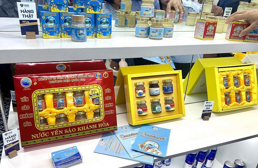 Sản phẩm yến sào thật và giả được trưng bày tại phòng triển lãm. Ảnh: Hải Anh