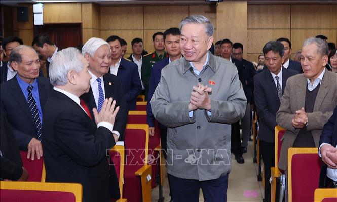 Tổng Bí thư Tô Lâm với các cử tri - Ảnh: TTXVN 