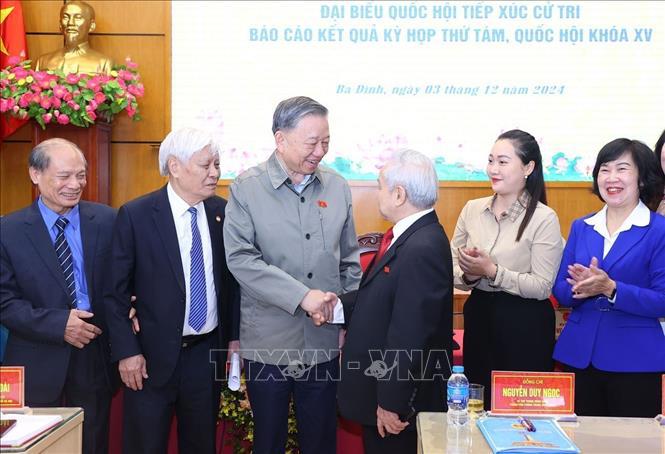 Tổng Bí thư Tô Lâm trao đổi, trò chuyện với các cử tri - Ảnh: TTXVN 