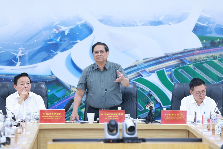 Thủ tướng Phạm Minh Chính chỉ đạo đôn đốc tiến độ triển khai Dự án sân bay Long Thành. Ảnh: VGP/Nhật Bắc