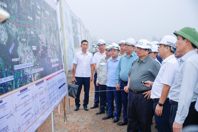 Thủ tướng nghe báo cáo về tiến độ thi công cao tốc Biên Hòa-Đồng Nai. Ảnh: VGP/Nhật Bắc