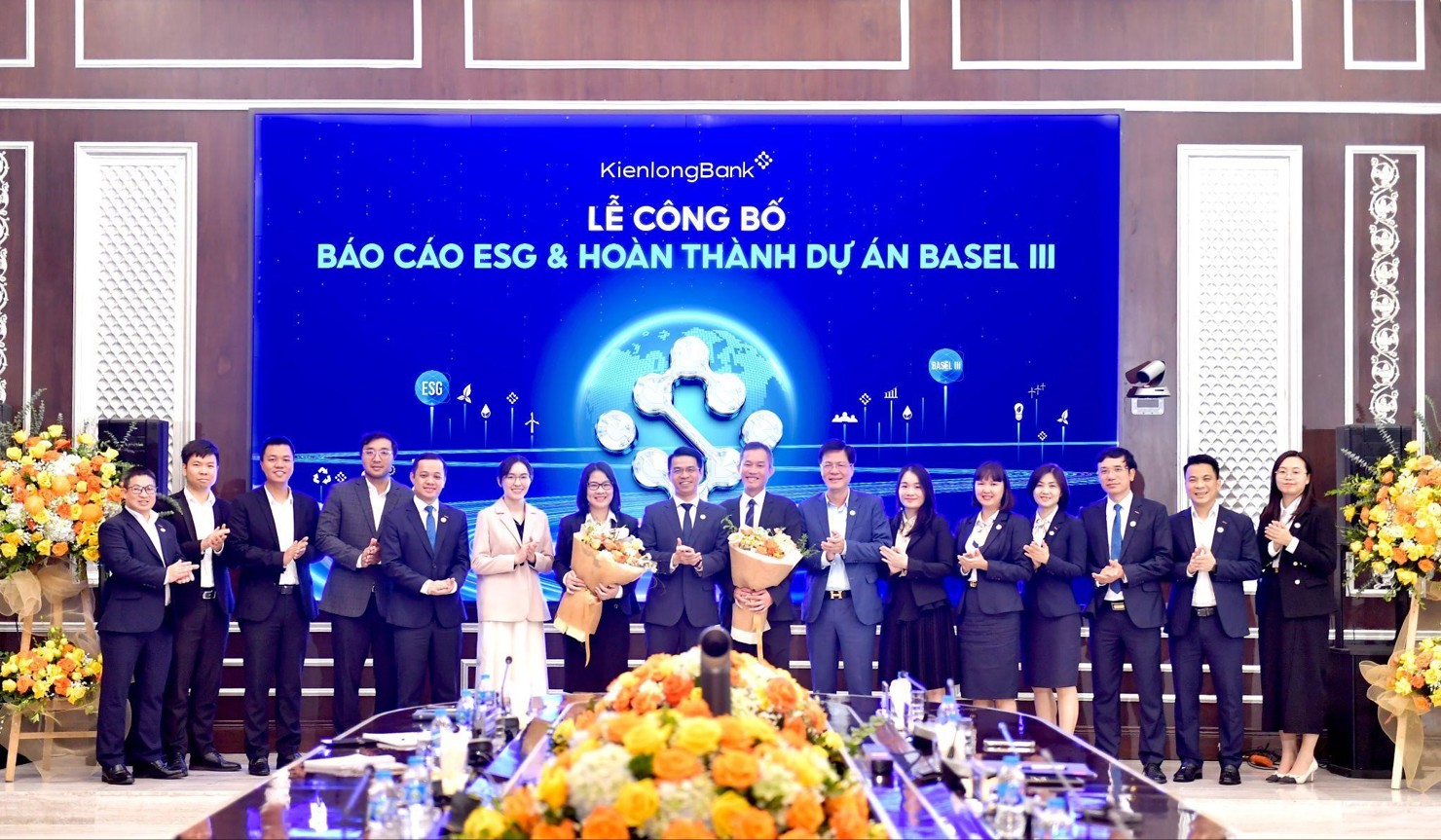 Lãnh đạo KienlongBank trao hoa cảm ơn và chúc mừng hai đối tác cùng Ban Dự án. Ảnh: KLB