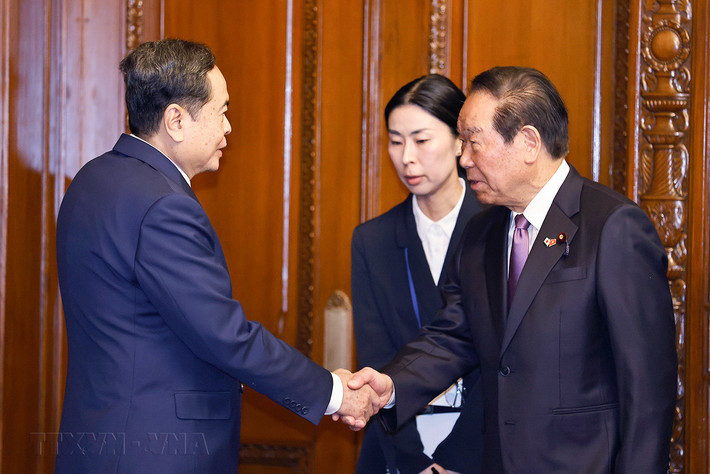 Chủ tịch Hạ viện Nhật Bản Nukaga Fukushiro đón Chủ tịch Quốc hội Trần Thanh Mẫn. Ảnh: Doãn Tấn - TTXVN