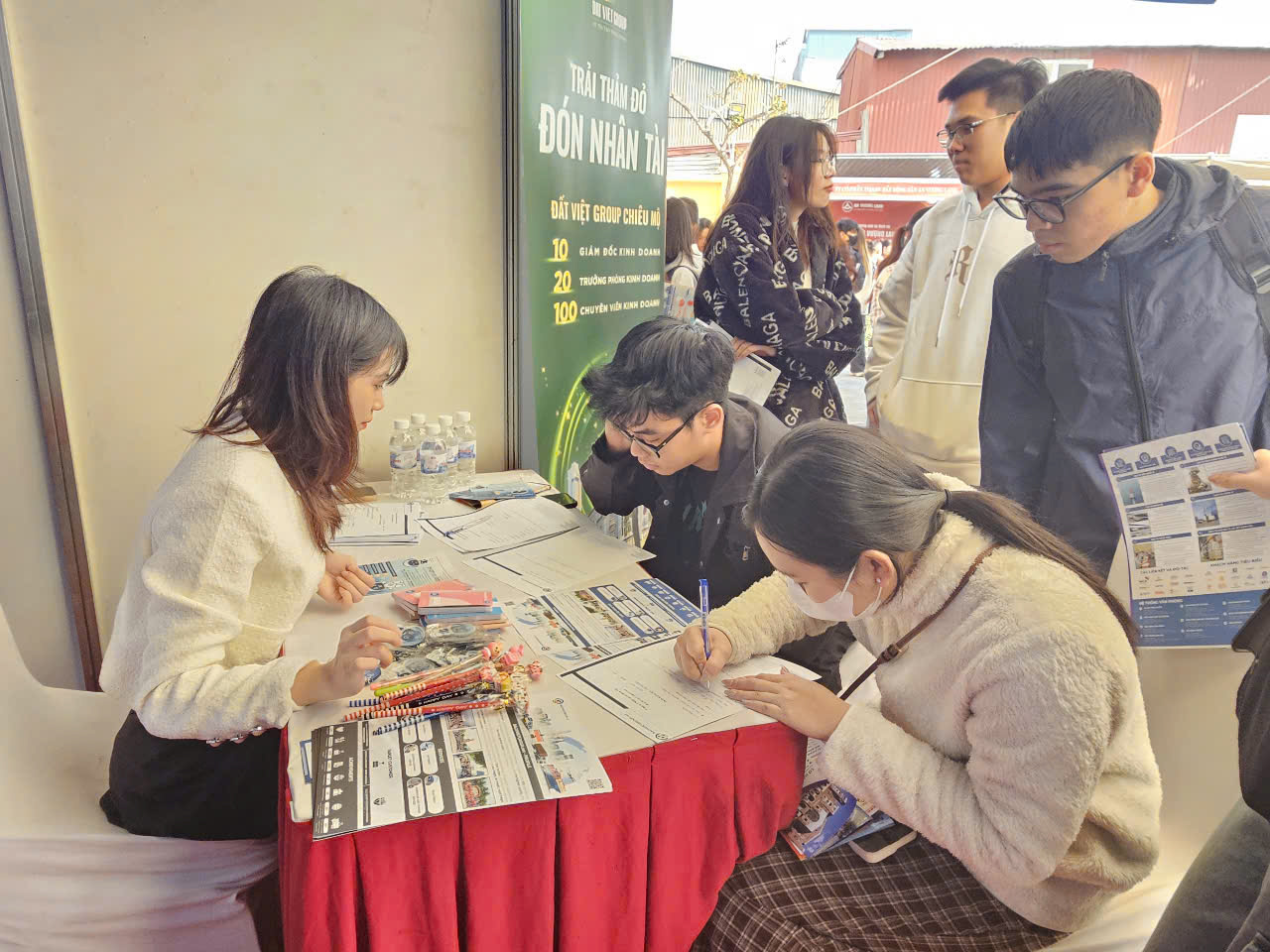 Tại ngày hội, các sinh viên đã được các công ty và đơn vị tuyển dụng tư vấn, giới thiệu về các chương trình tuyển dụng