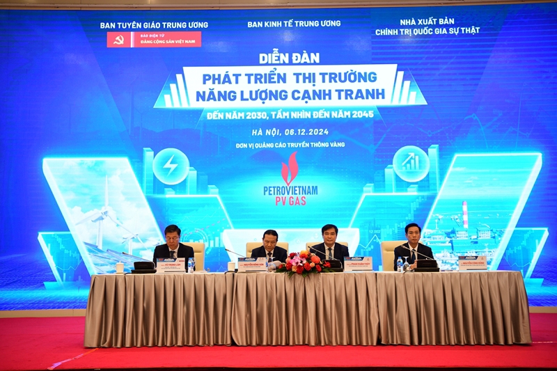 Các đại biểu chủ trì Diễn đàn.