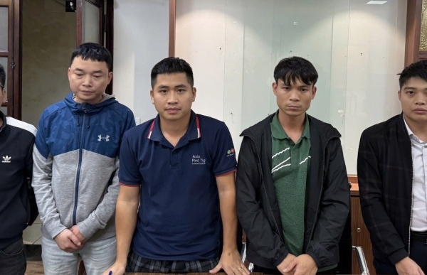 5 đối tượng trong vụ đấu giá 30 tỷ đồng/m2 đất ở Sóc Sơn, TP. Hà Nội tại cơ quan công an. Ảnh: CACC
