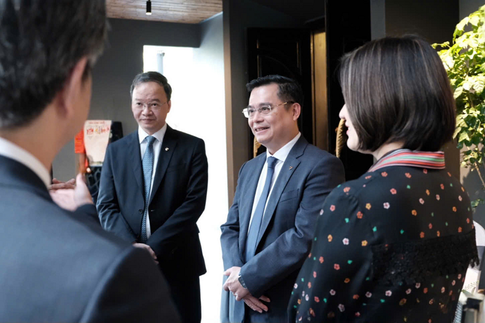 Ông Nguyễn Thanh Tùng - Chủ tịch Hội đồng Quản trị Vietcombank (thứ hai từ phải sang) và ông Lê Quang Vinh - Phó Tổng Giám đốc phụ trách Ban Điều hành Vietcombank (thứ ba từ phải sang) trao đổi với đoàn đại biểu ngân hàng Mizuho bên lề phiên làm việc. 