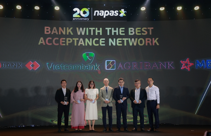 Đại diện Vietcombank nhận giải Ngân hàng dẫn đầu về hiệu quả phủ rộng dịch vụ VietQR tới khách hàng 