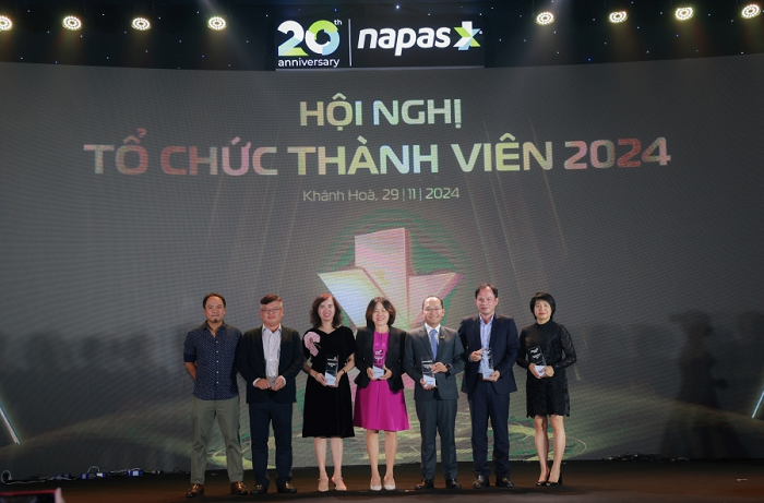 Đại diện Vietcombank nhận giải Ngân hàng dẫn đầu trong việc triển khai dự án mang tính đổi mới 