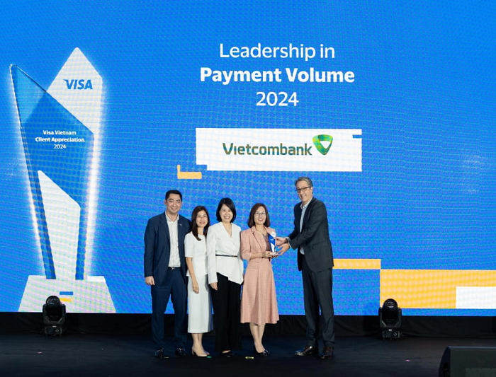 Đại diện Vietcombank nhận giải Ngân hàng dẫn đầu về Tổng doanh số giao dịch thẻ 2024 