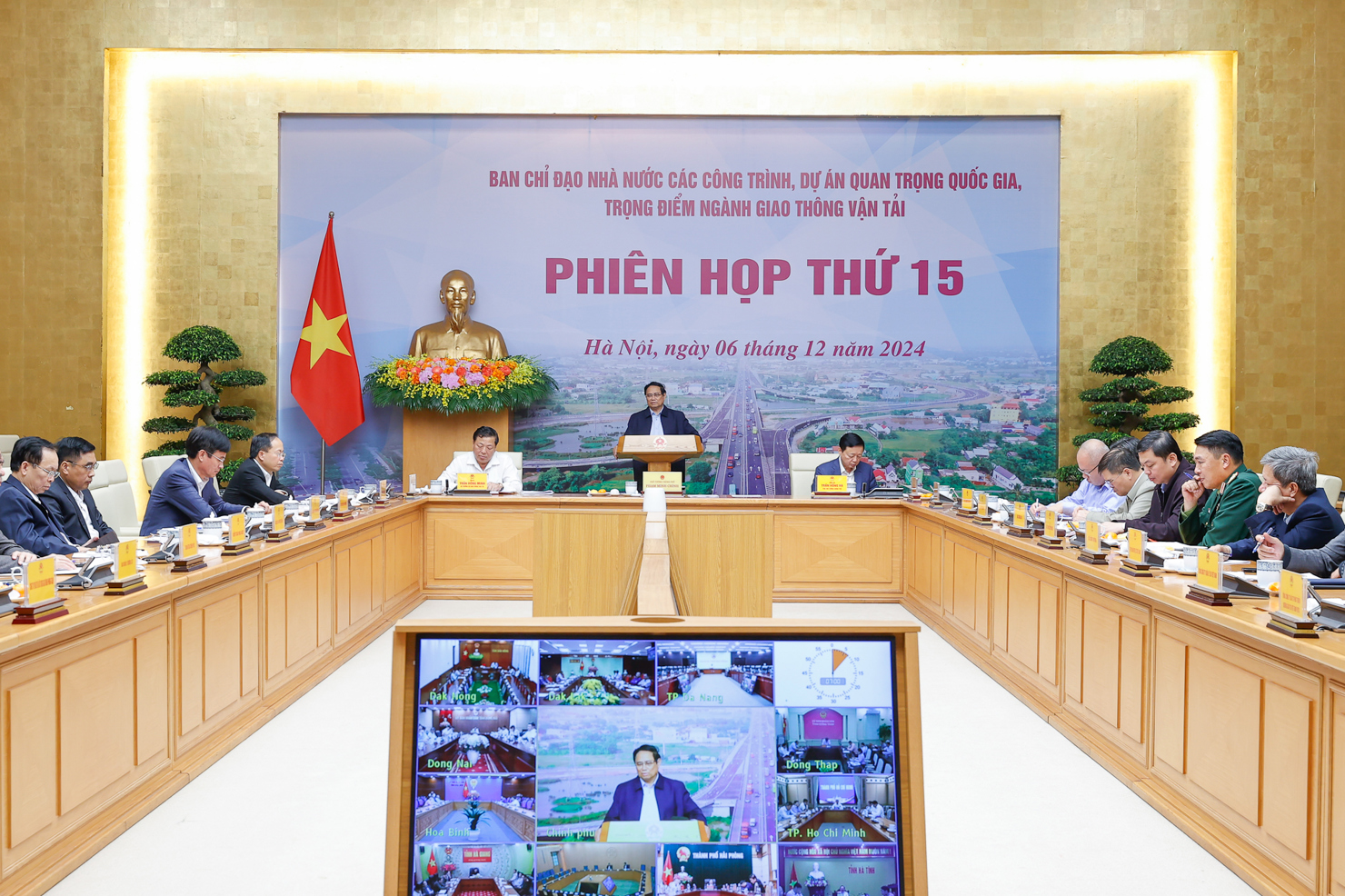 Thủ tướng nhấn mạnh yêu cầu bảo đảm tiến độ, chất lượng, kỹ thuật, mỹ thuật, an toàn, vệ sinh môi trường và đặc biệt là không lấy đấu thầu làm nơi trú ẩn an toàn cho "quân xanh, quân đỏ" - Ảnh: VGP/Nhật Bắc