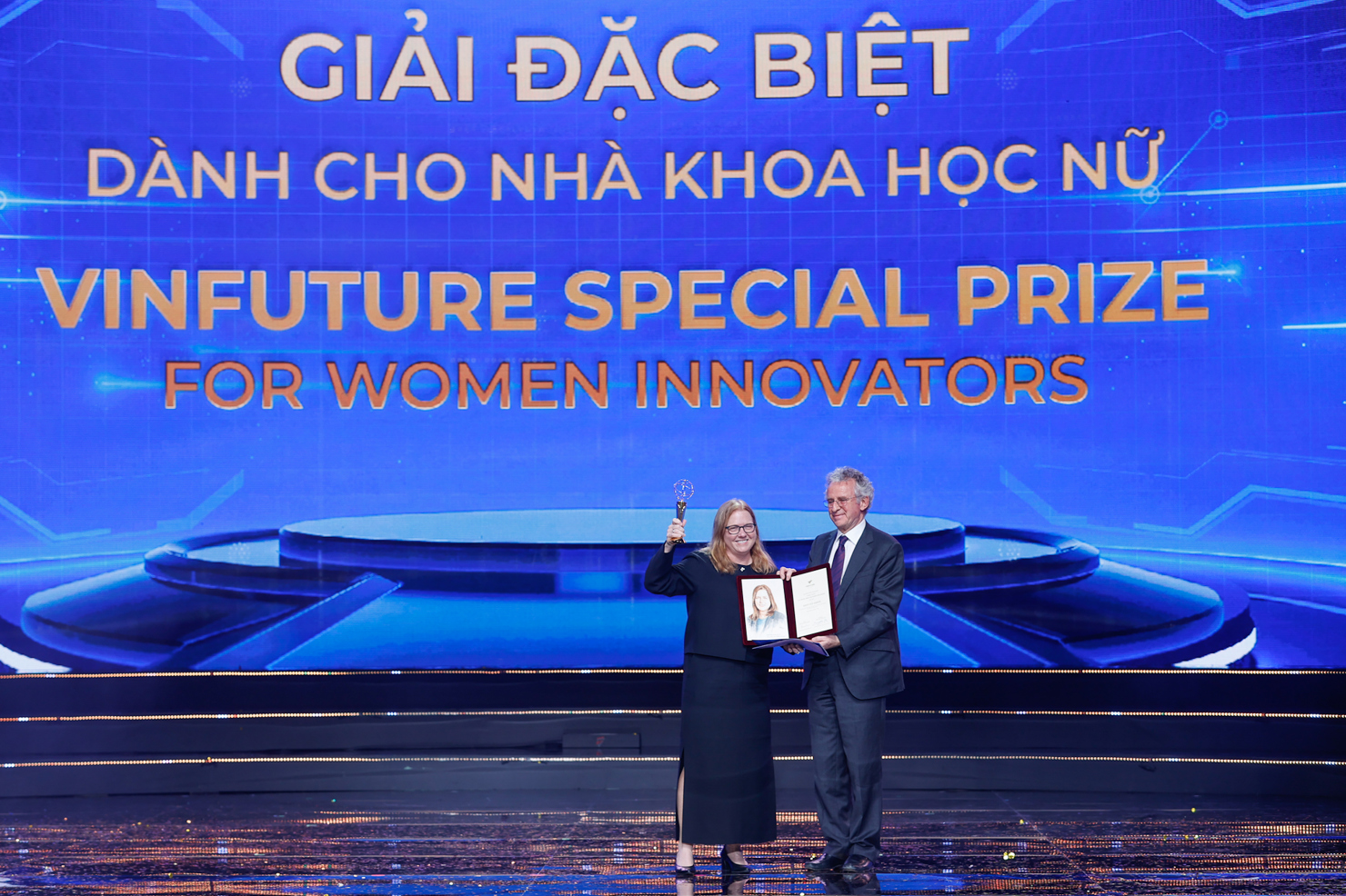 Giải thưởng đặc biệt trao cho nhà khoa học nữ, giáo sư Kristis. Anseth - Ảnh: VGP/Nhật Bắc