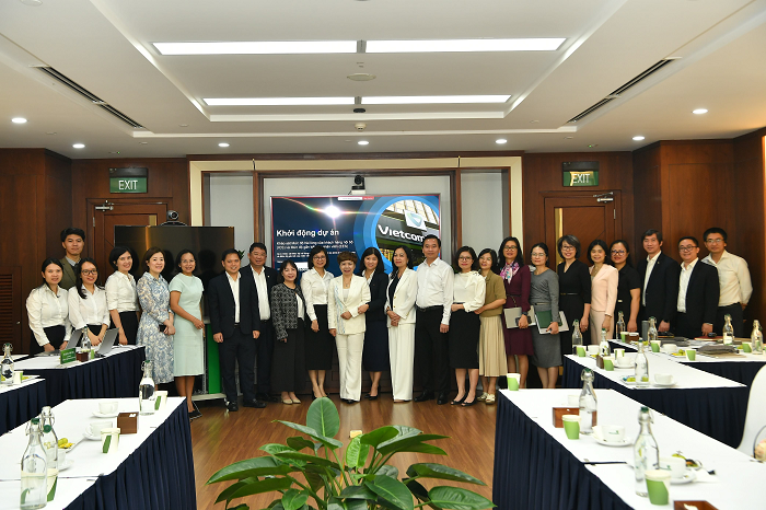 Đại diện Vietcombank và đối tác chụp ảnh lưu niệm tại Chương trình báo cáo 