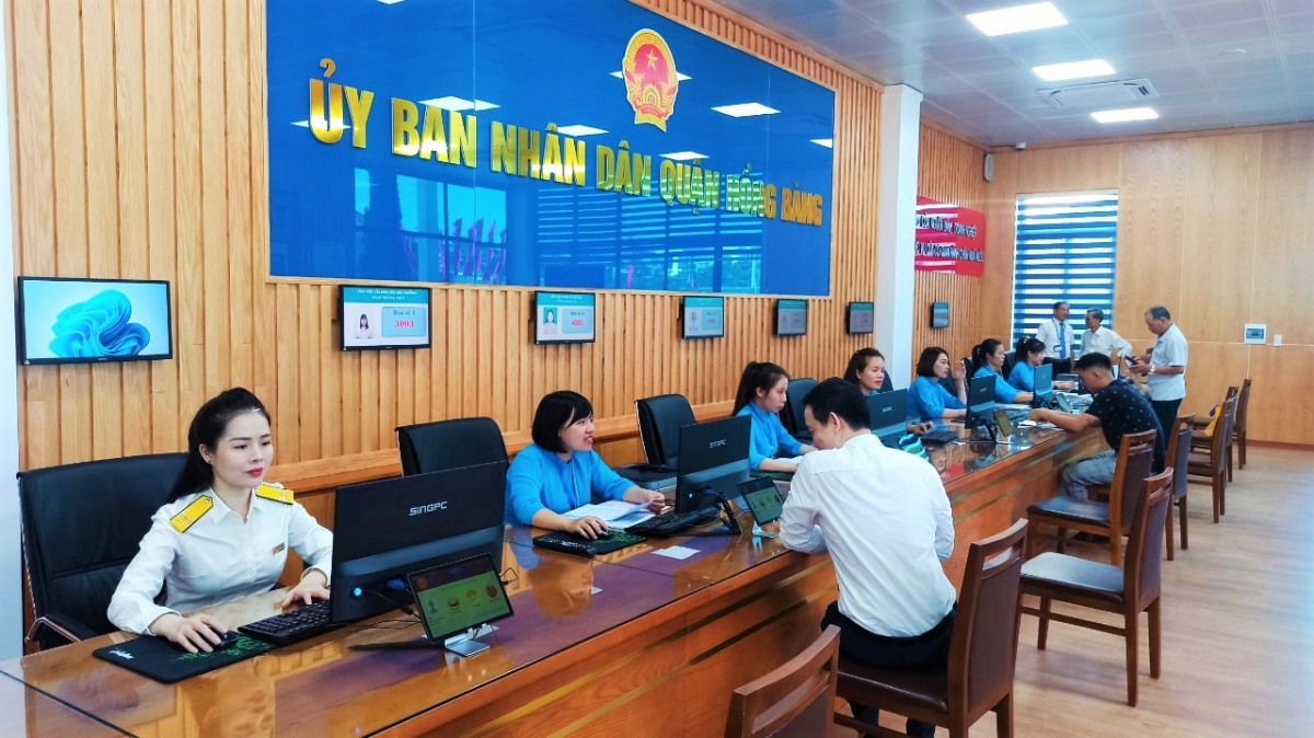 Công chức TP. Hải Phòng giải quyết thủ tục hành chính cho người dân
