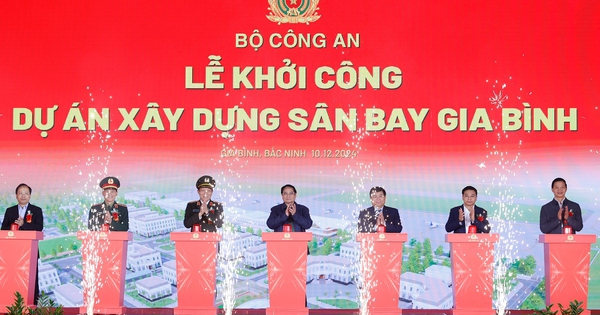 Thủ tướng Phạm Minh Chính và các đại biểu thực hiện nghi thức khởi công dự án xây dựng sân bay Gia Bình - sân bay phục vụ nhiệm vụ bay huấn luyện, sẵn sàng chiến đấu của lực lượng Không quân Công an nhân dân Việt Nam - Ảnh: VGP/Nhật Bắc