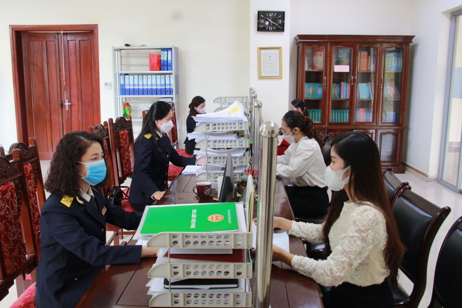 Bộ phận một cửa Cục Thuế Sơn La hỗ trợ người dân doanh nghiệp.
