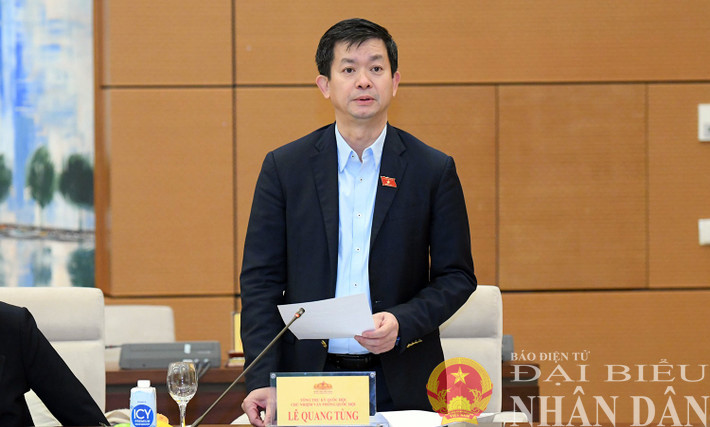 Tổng Thư ký Quốc hội, Chủ nhiệm Văn phòng Quốc hội Lê Quang Tùng trình bày Báo cáo kết quả công tác năm 2024. Ảnh: Lâm Hiển