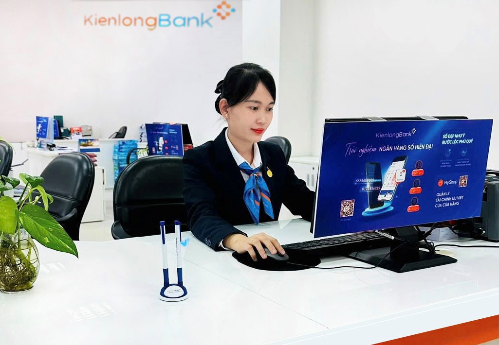 Với kinh nghiệm v&agrave; kiến thức được trang bị, giao dịch vi&ecirc;n Nguyễn Thị Ch&iacute; Linh đ&atilde; ph&aacute;t hiện ra t&igrave;nh huống bất thường v&agrave; hỗ trợ kh&aacute;ch h&agrave;ng tr&aacute;nh bị lừa đảo. Ảnh: KLB