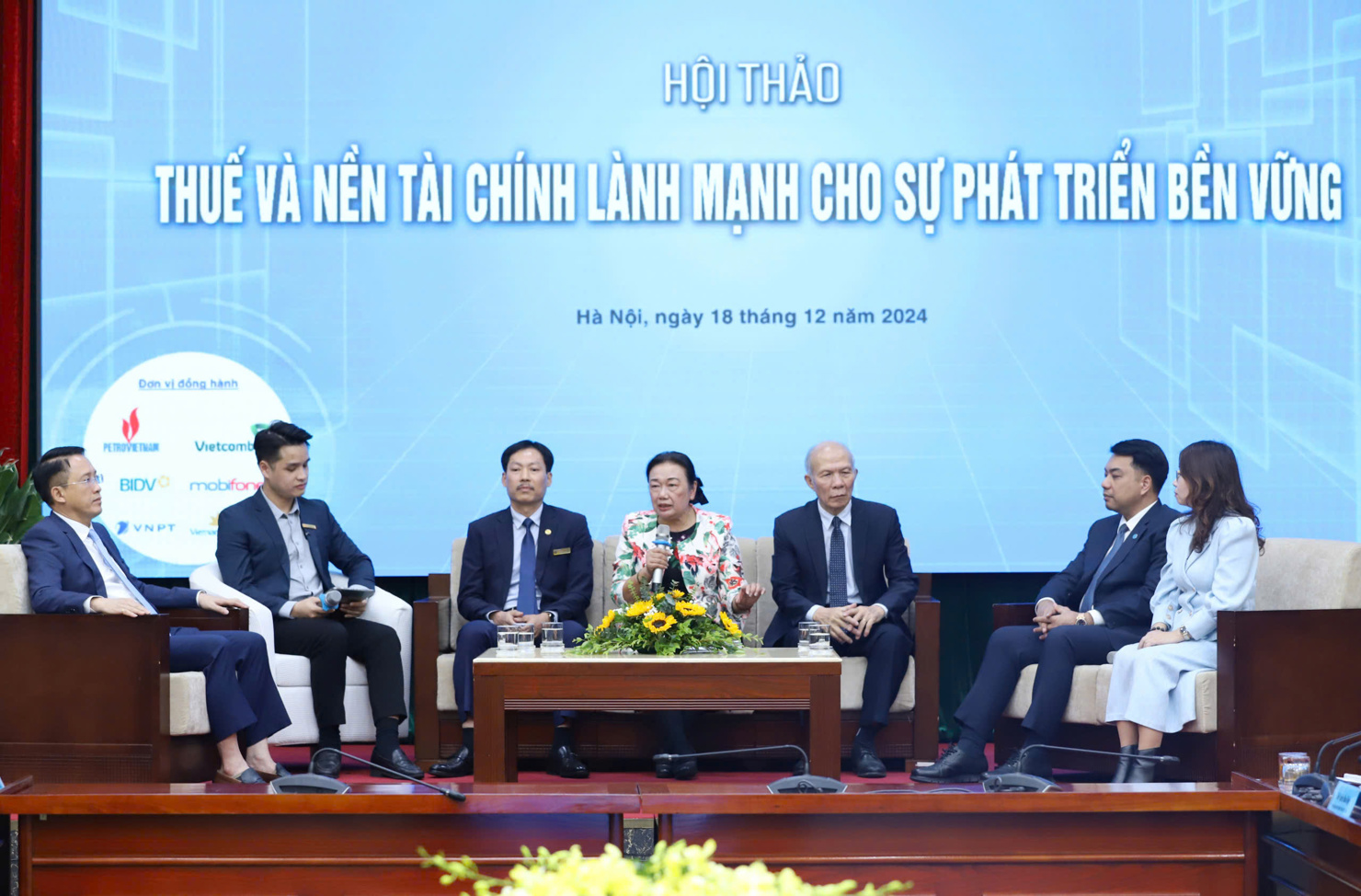 Các nhà quản lý, chuyên gia trao đổi về những giải pháp hỗ trợ người nộp thuế tại Hội thảo.