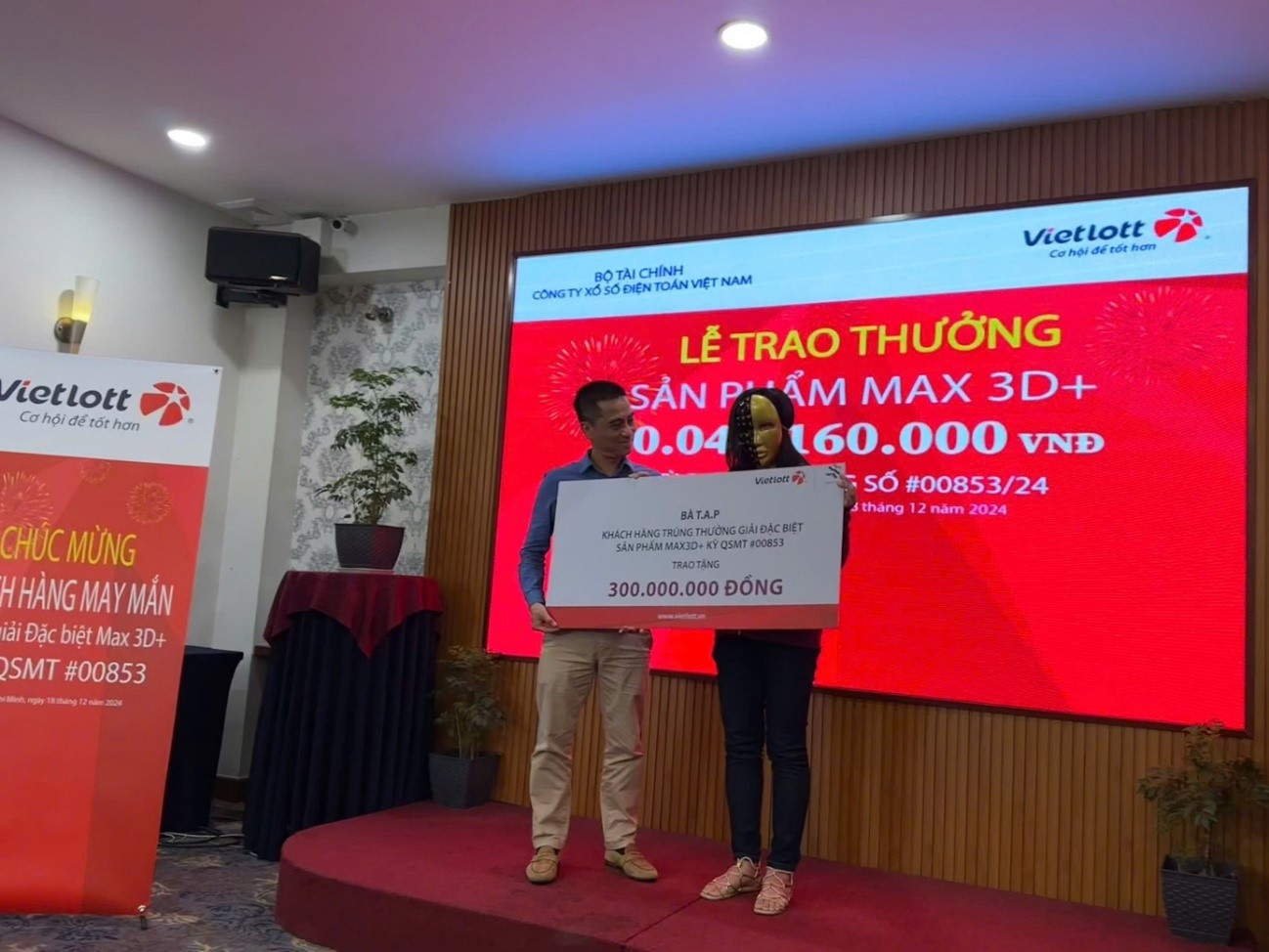Chị P. trao tặng 300 triệu đồng để thực hiện các chương trình an sinh xã hội. Ảnh: Vietlott