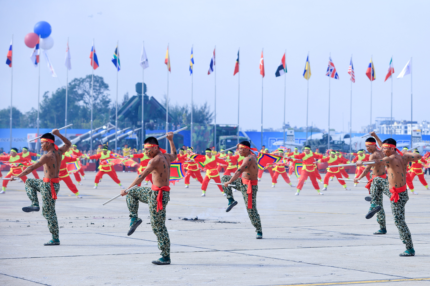 Hơn 2.000 cán bộ, chiến sĩ Quân đội nhân dân Việt Nam tham gia biểu diễn, trình diễn tại lễ khai mạc Triển lãm Quốc phòng quốc tế Việt Nam 2024 - Ảnh: VGP/Nhật Bắc