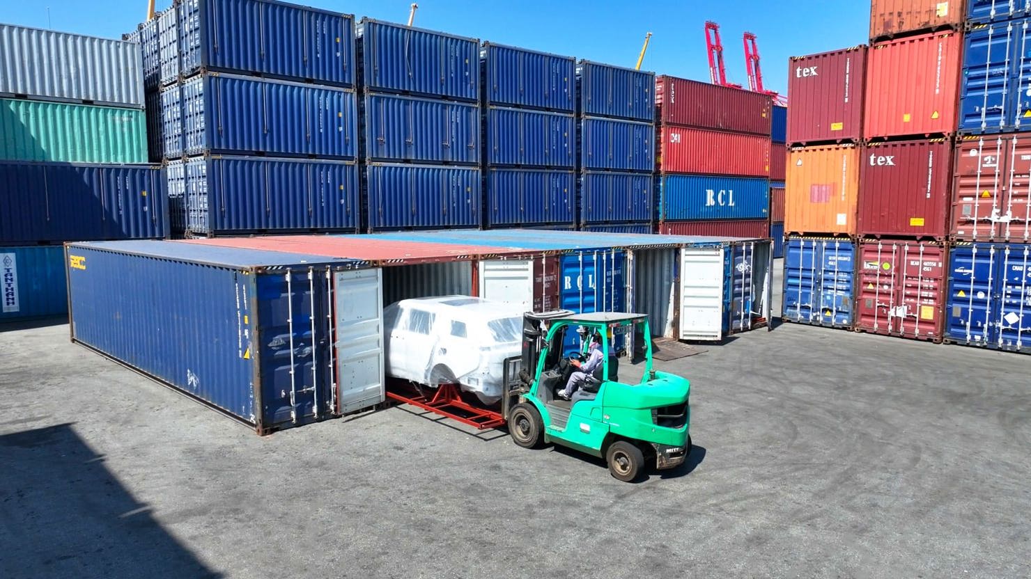 Sản phẩm được đóng gói, vận chuyển vào Container