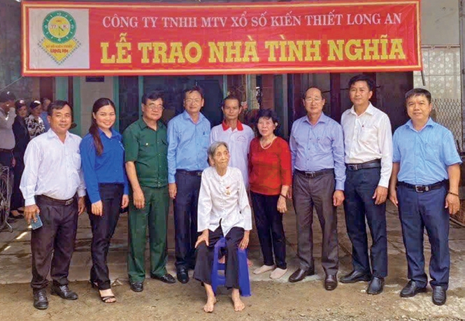 Công ty TNHH MTV Xổ số kiến thiết Long An trao nhà tình nghĩa. Ảnh: An Thuận