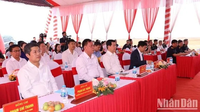 Các đại biểu tham dự buổi lễ.